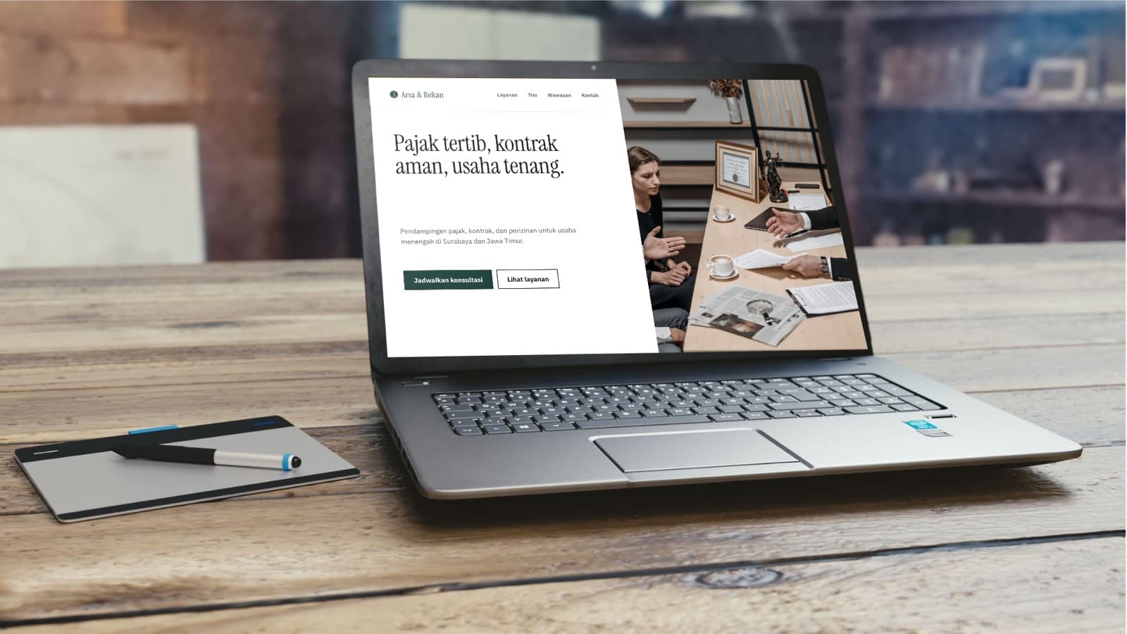 Website konsep Arsa & Rekan di laptop (proyek demo)
