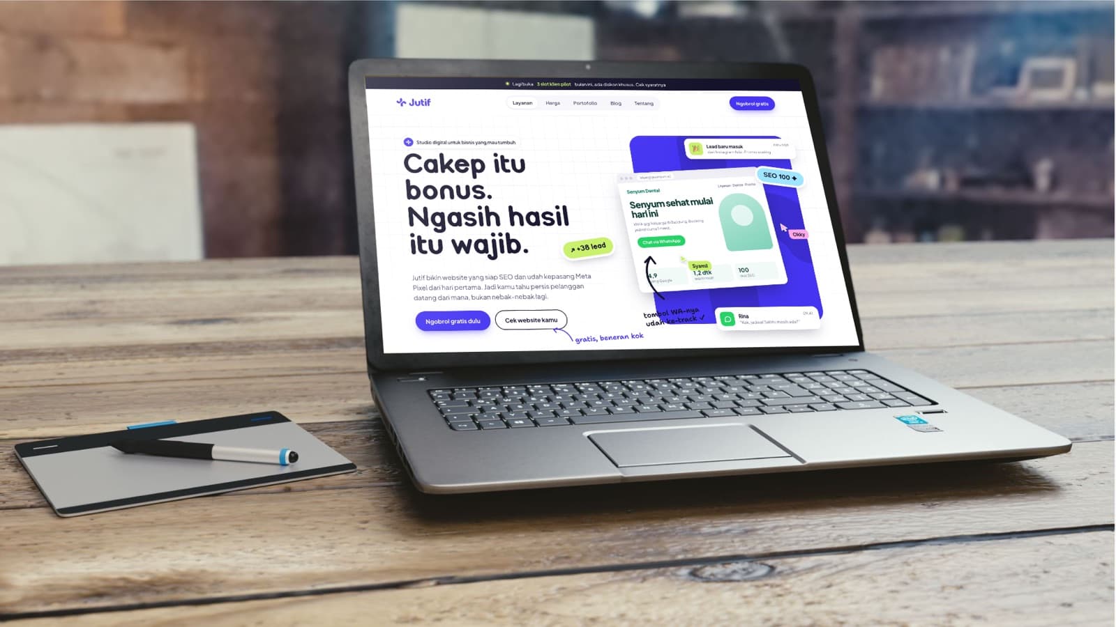 Contoh tampilan web di laptop
