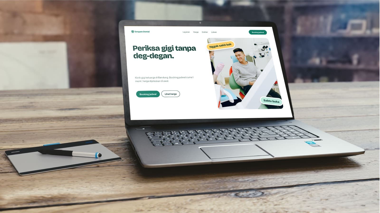 Website konsep Senyum Dental di laptop